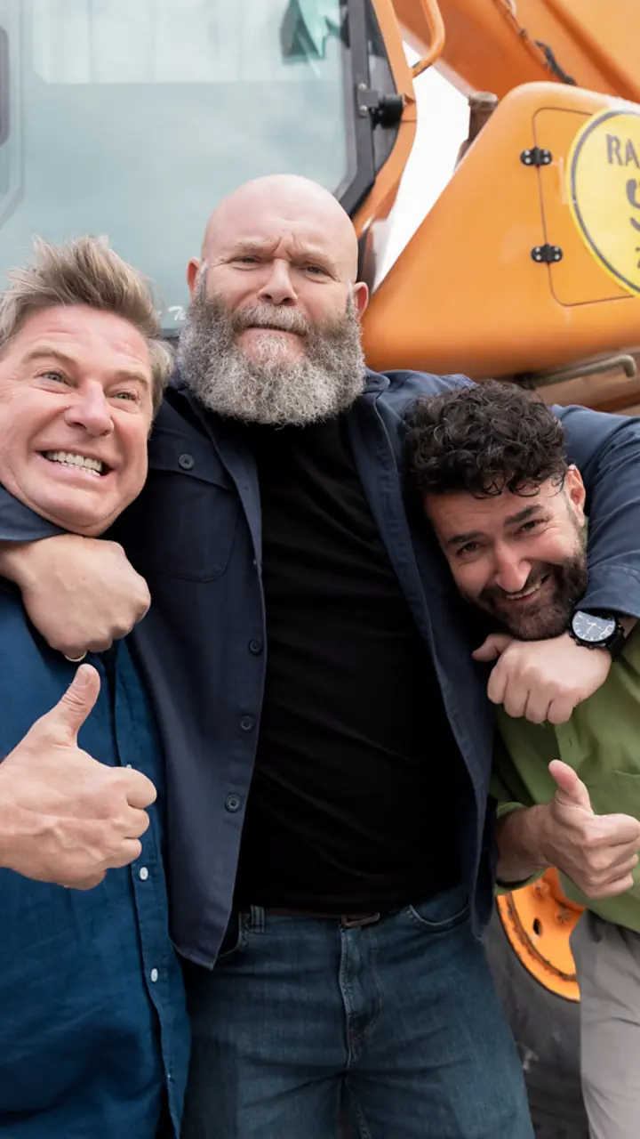 Pavel Bartoș, Darko Perić și Smiley, îmbrățișați lângă macara